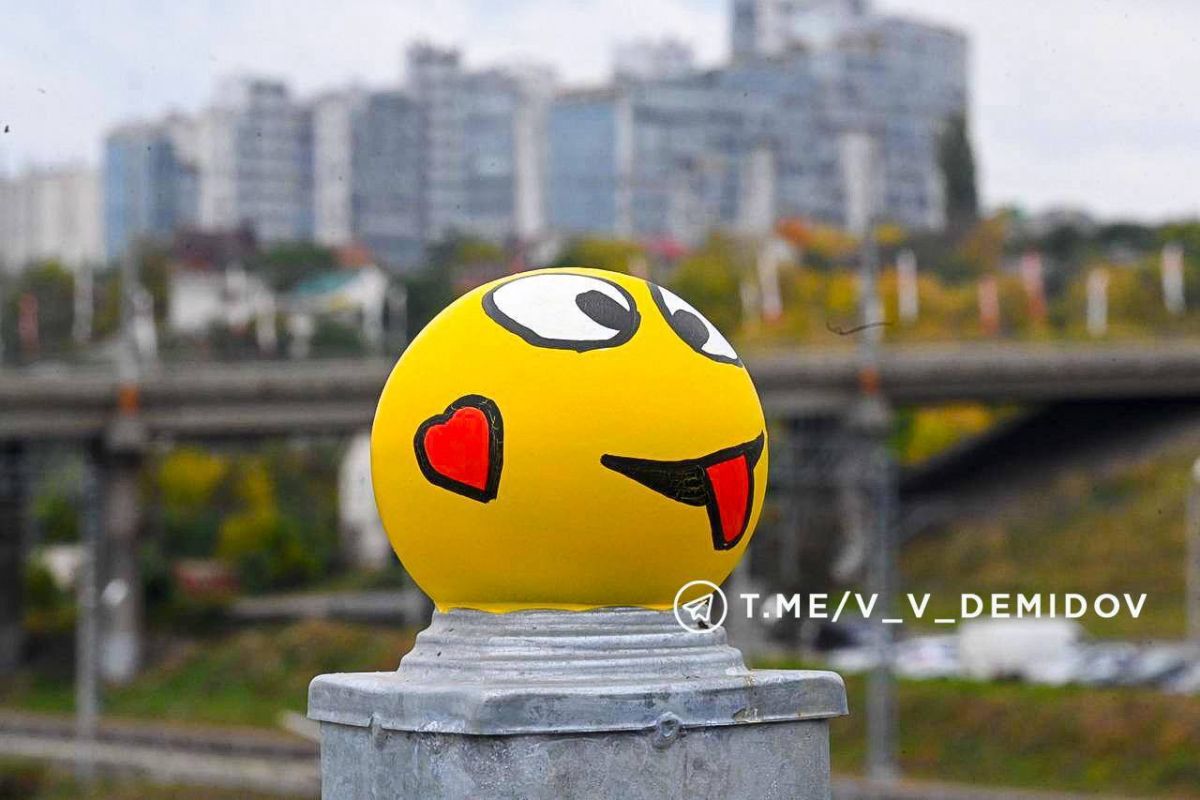 «Эмоциональная лента» смайлов вернулась на мост у парка Победы в Белгороде