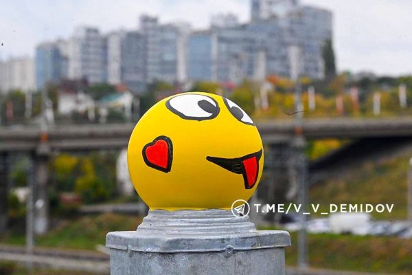 «Эмоциональная лента» смайлов вернулась на мост у парка Победы в Белгороде