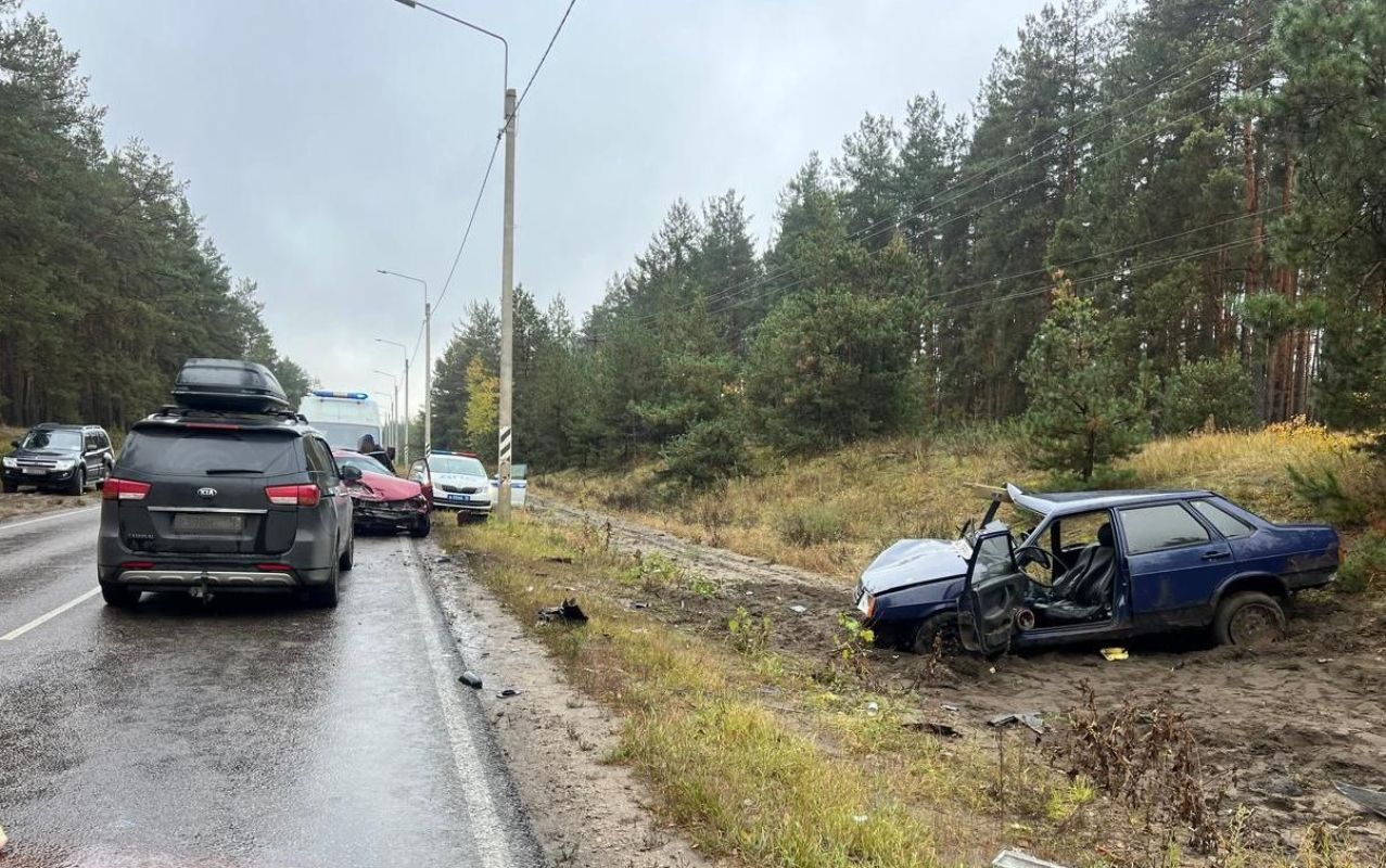 Четыре человека пострадали в ДТП с тремя машинами в Воронеже
