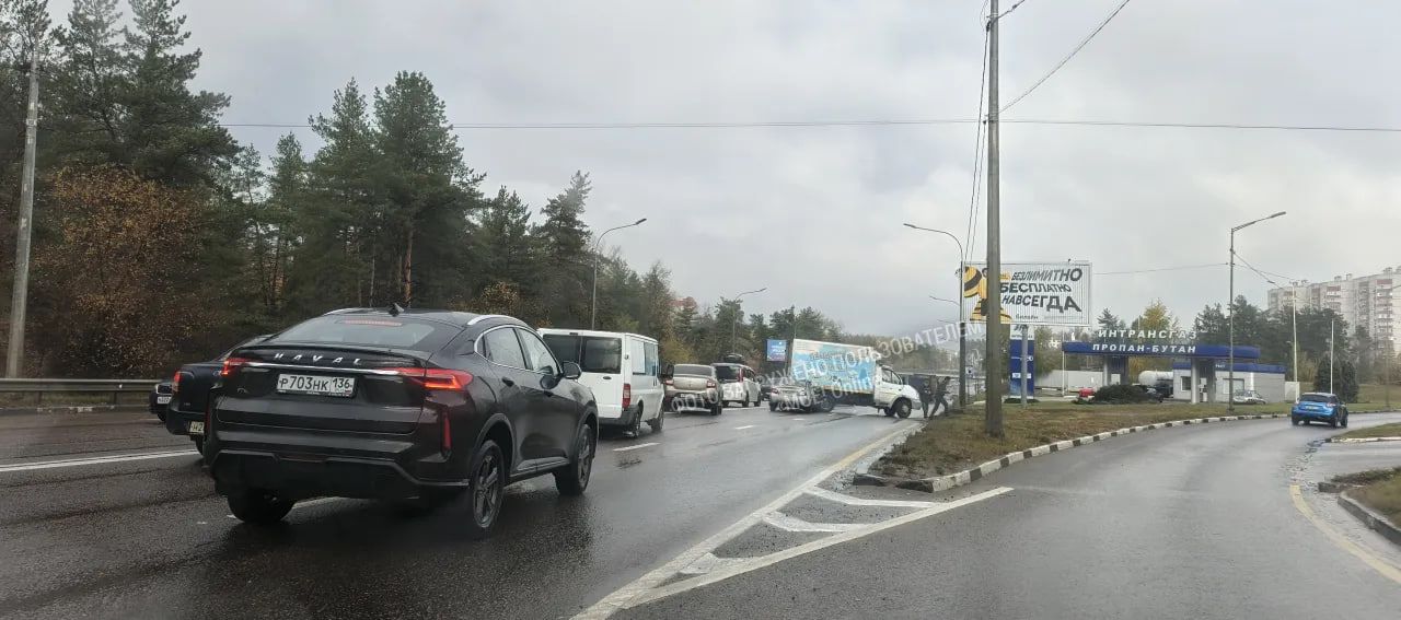 Огромная пробка сковала воронежскую улицу из-за ДТП