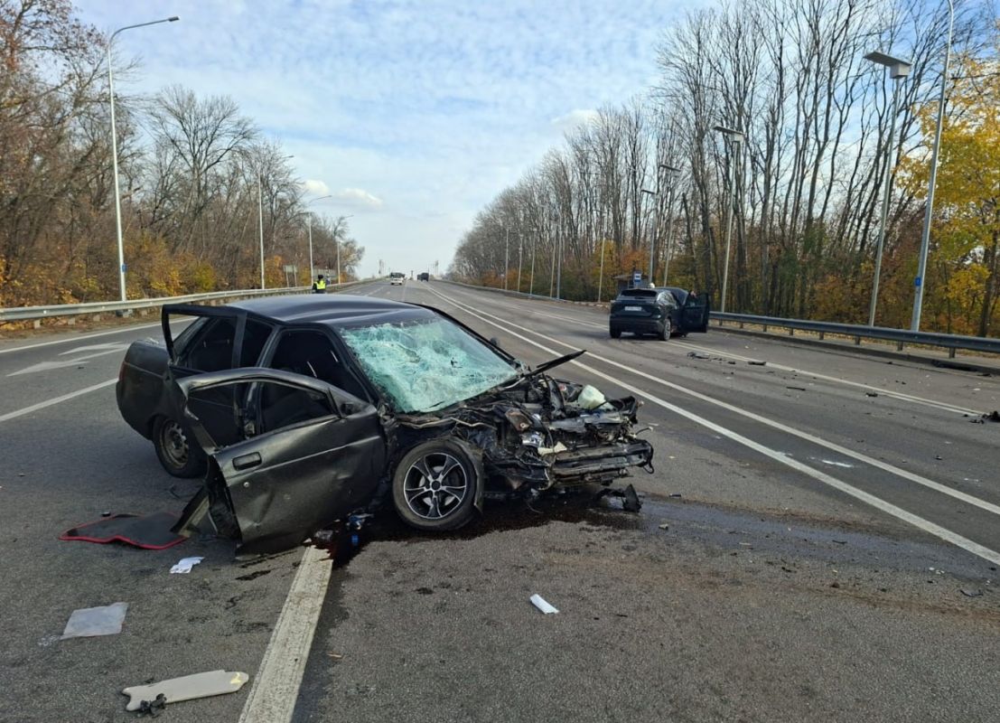 Четыре человека пострадали в жуткой аварии с легковушками в Воронежской области