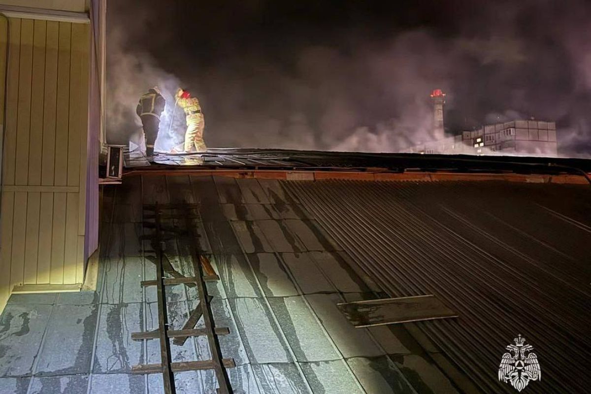 Пожарные ликвидируют огонь на месте ЧП