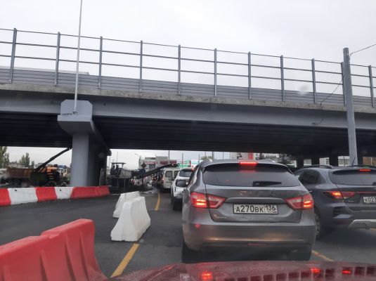 «Ехал 40 минут». Утренняя 2-километровая пробка не даёт жителям левого берега добраться до работы