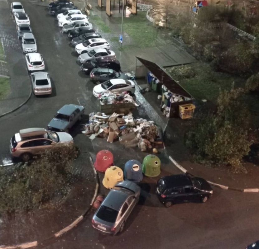 Липецким автомобилистам приходится парковать машины в кучах мусора