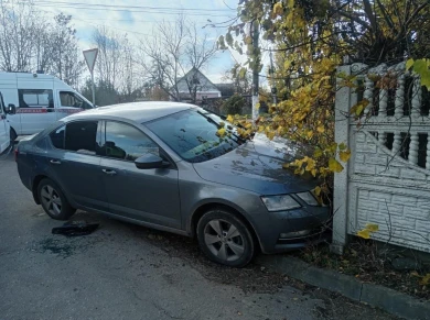 Водитель протаранил забор дома и погиб под Воронежем
