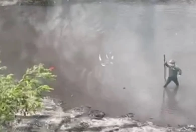 Ребёнка посреди «озера» заметили в воронежском ЖК (ВИДЕО)