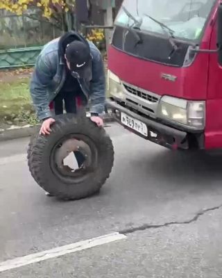 В Белгороде у грузовика на ходу оторвалось колесо