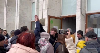 Куряне отстояли ночью огромные очереди за билетами на «Ревизора» с Машковым