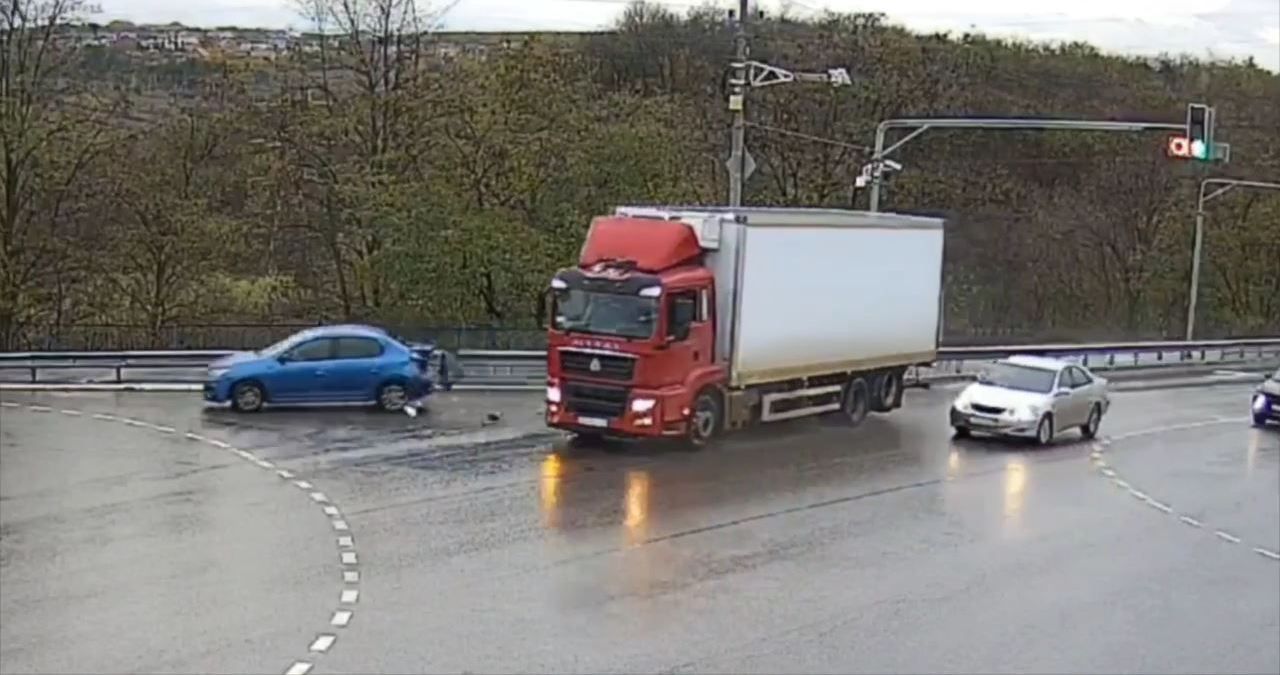 Грузовик протаранил легковушку на перекрестке Ватутина и Автомобилистов в Белгороде