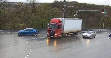 Грузовик протаранил легковушку на перекрестке Ватутина и Автомобилистов в Белгороде