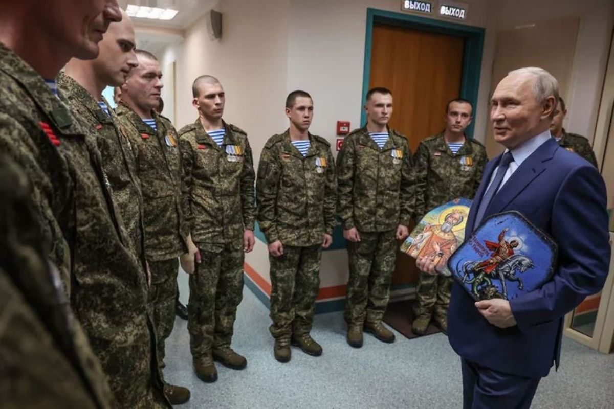 Президент России Владимир Путин на встрече с военнослужащими в московском госпитале