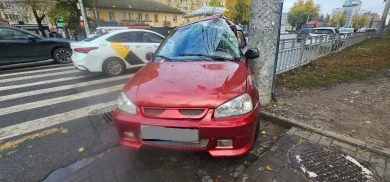 Красная «Лада» сбила женщину и врезалась в столб в Воронеже