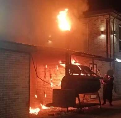 Уличное кафе вспыхнуло под Воронежем (ВИДЕО)