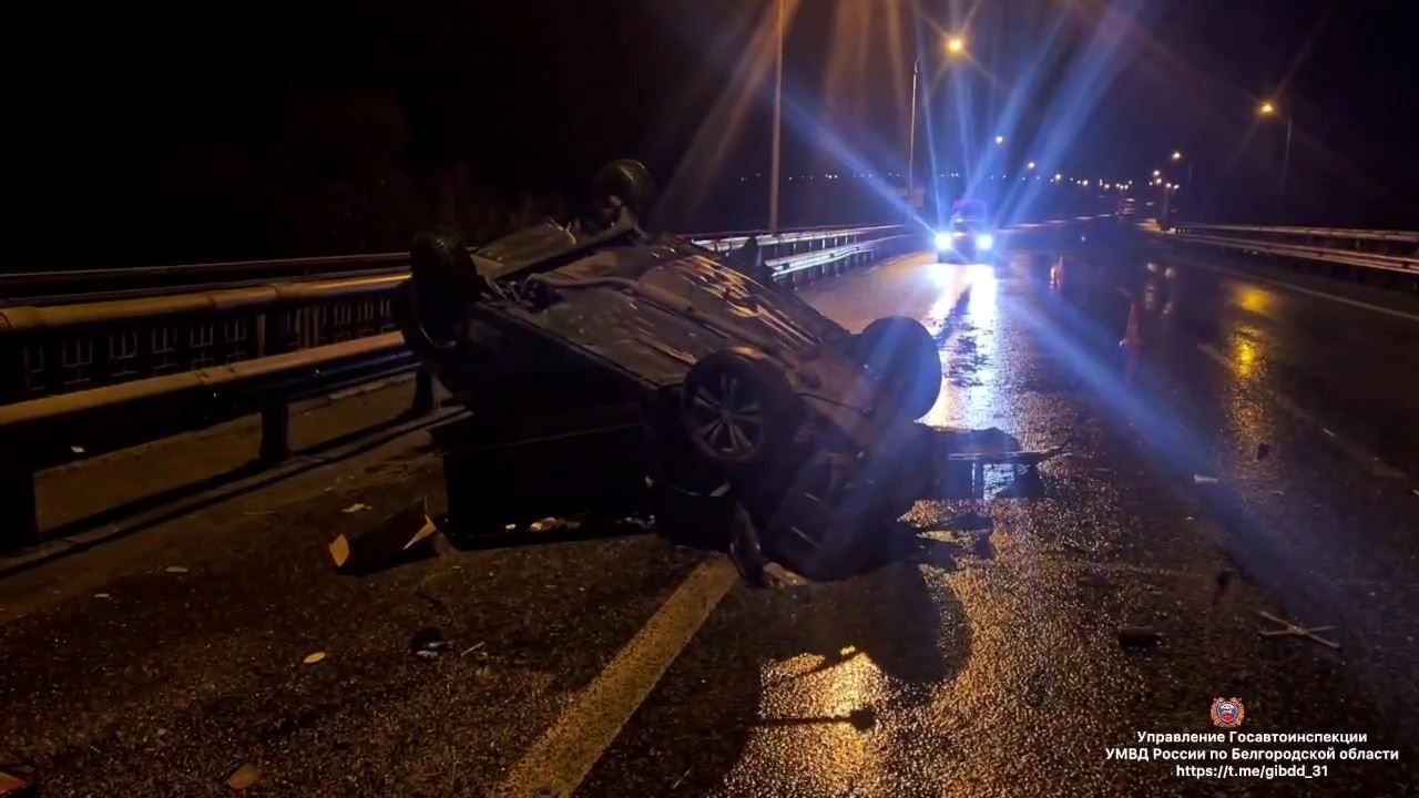 Ночное ДТП под Белгородом: молодой водитель на «девятке» влетел в отбойник и перевернулся