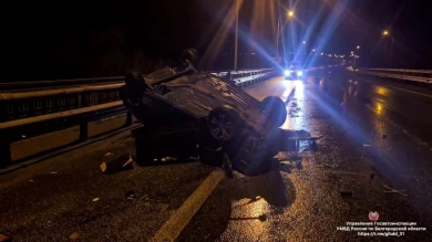 Ночное ДТП под Белгородом: молодой водитель на «девятке» влетел в отбойник и перевернулся