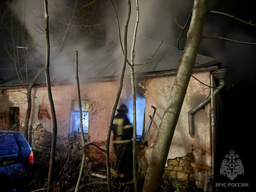 Брандмейстеры нашли тело мужчины в сгоревшем доме в Лебедяни