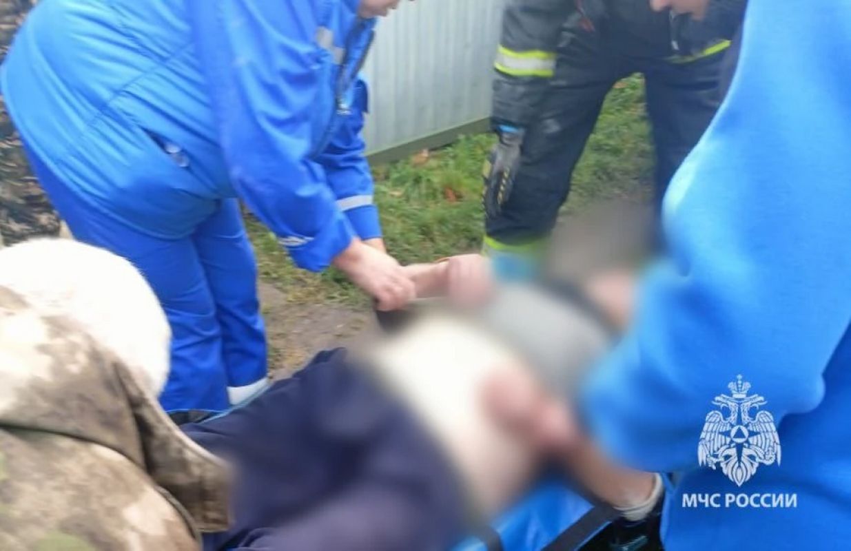 Спасатели эвакуировали 77-летнего курянина, упавшего в погреб с картошкой