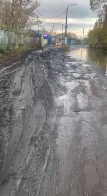 Грязь и ямы вместо дороги: жители Курска не могут добраться до остановки, чтобы уехать на работу