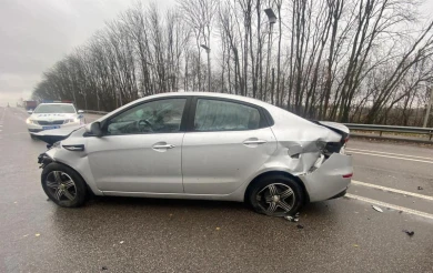 Водитель врезался в ограждение, пытаясь избежать ДТП в Воронежской области