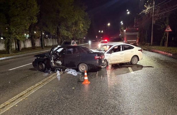 Два человека пострадали в массовой аварии с молодым водителем в Воронеже