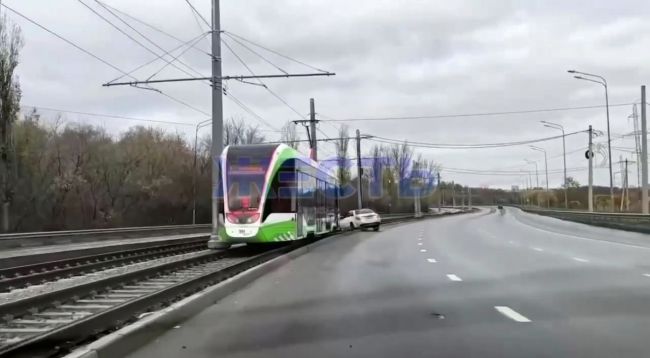 В Курске на Кировском мосту иномарка вылетела на трамвайные пути