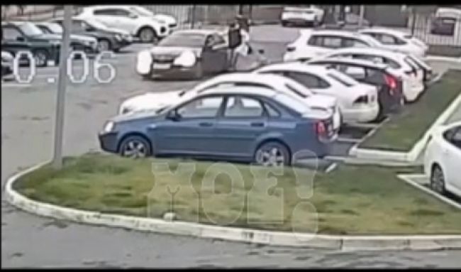 Мужчина разбил зеркало авто из-за чуть не сбитого ребёнка в Воронеже (ВИДЕО)