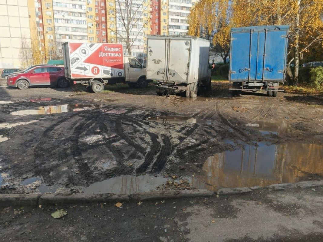 На парковках экономят: коммерсанты Липецка оставляют грузовики прямо во дворах