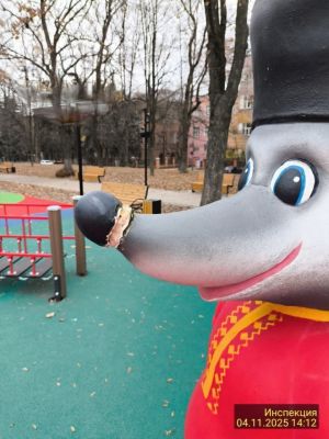 В Курске вандалы оторвали волку нос и зайцу уши