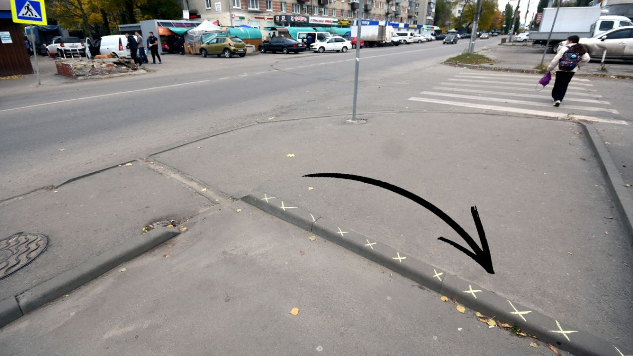 Опасный бордюр покрасили в Воронеже. Но есть нюанс&nbsp;