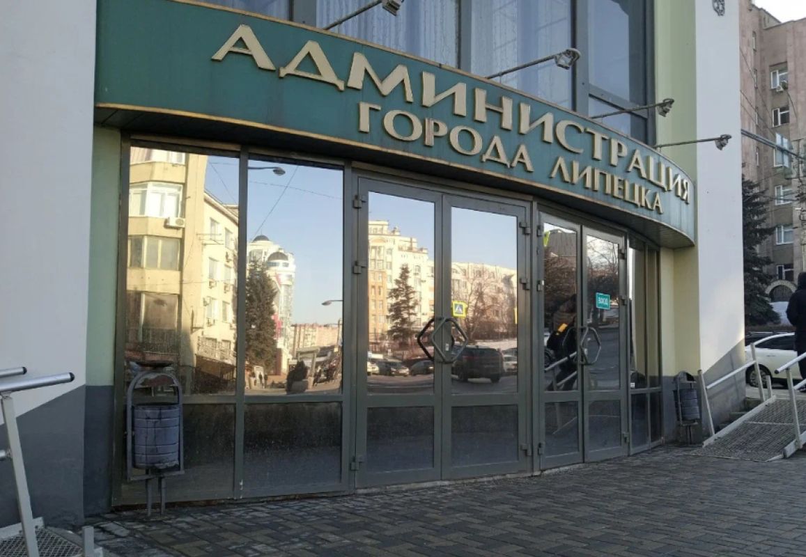 В центре Липецка у мэрии появился провал