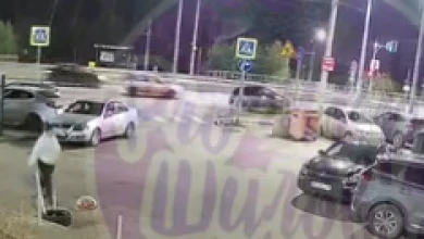 Врезался в забор. ДТП в воронежском микрорайоне попало на видео