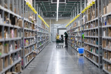 В Совфеде предложили запретить размещать дарксторы в многоквартирных домах