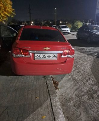 «Место для машины, а не для людей»: водитель в Курске с блатными номерами устроил скандал из-за парковки на тротуаре