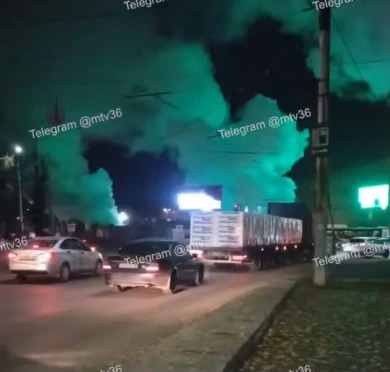 Загадочный зелёный пар окутал воронежский проспект 
