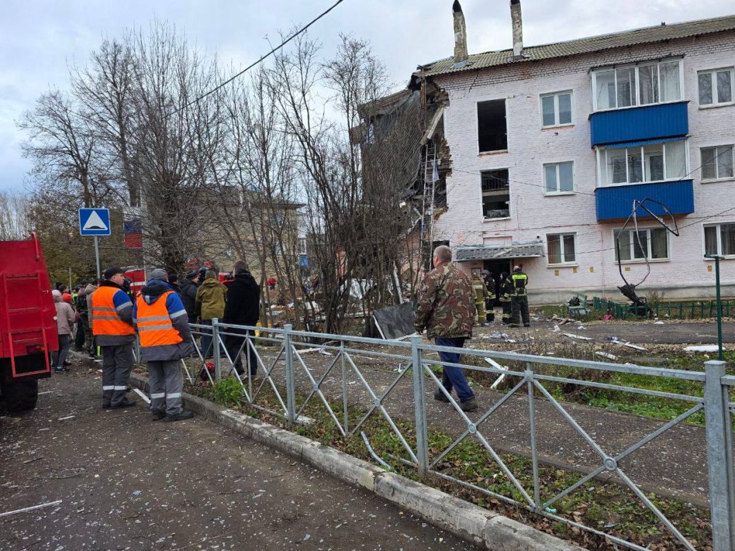 Подъезд обрушился после взрыва в доме — есть пострадавшие