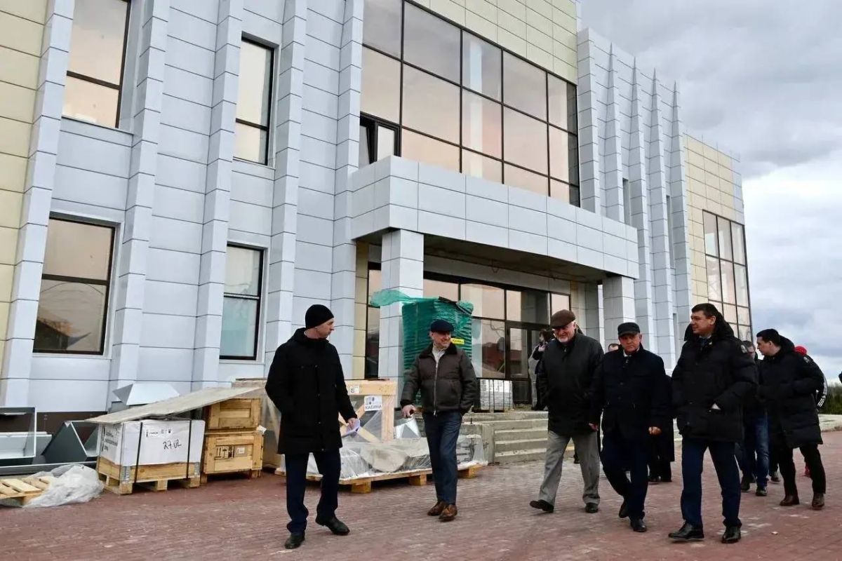 Первышов проинспектировал ремонт Дома культуры в Петровском
