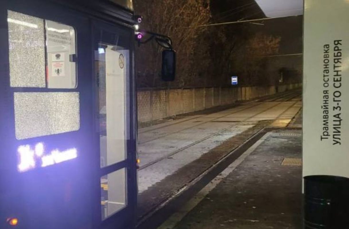 В Липецке неизвестные расстреляли новый трамвай на территории ЛТЗ