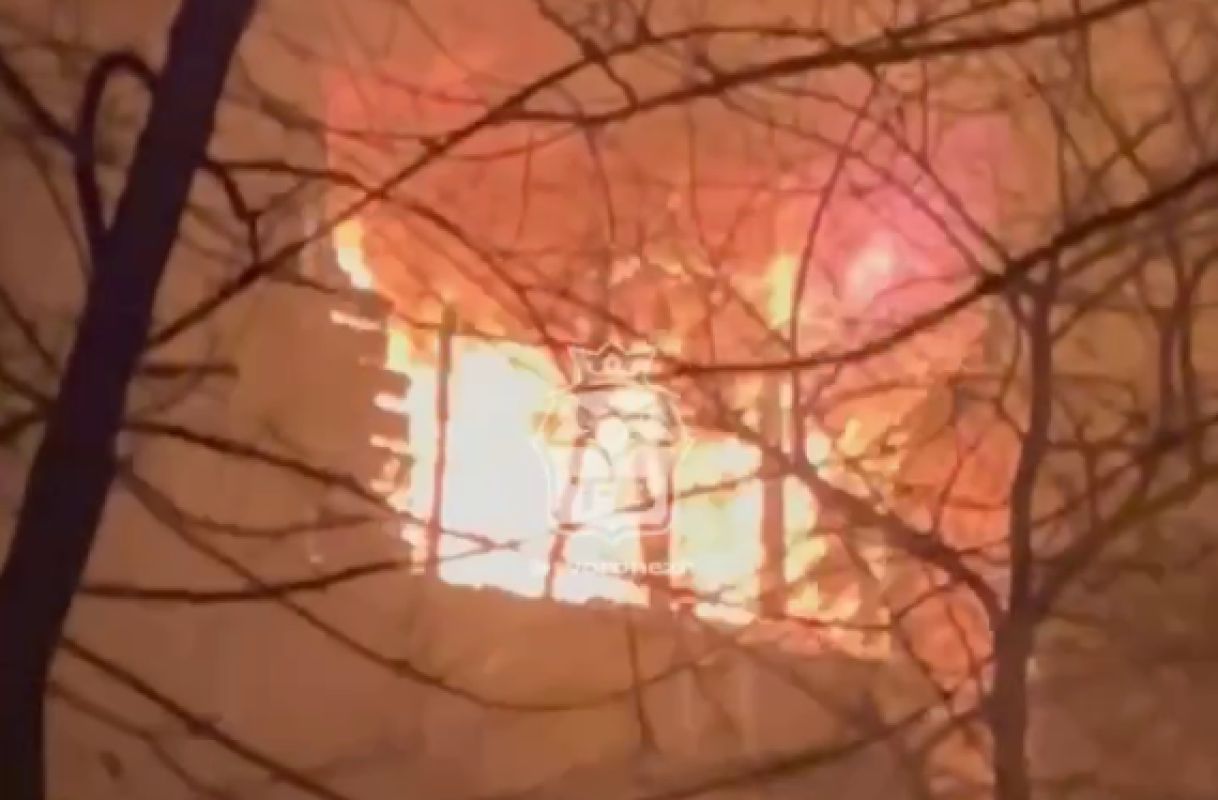 Жильцов многоэтажки эвакуировали из-за жуткого пожара в&nbsp;Воронеже (ВИДЕО)