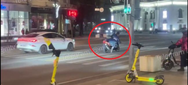 Эта зона заблокирована. Об «невидимую преграду» столкнулся мопед на проспекте Революции