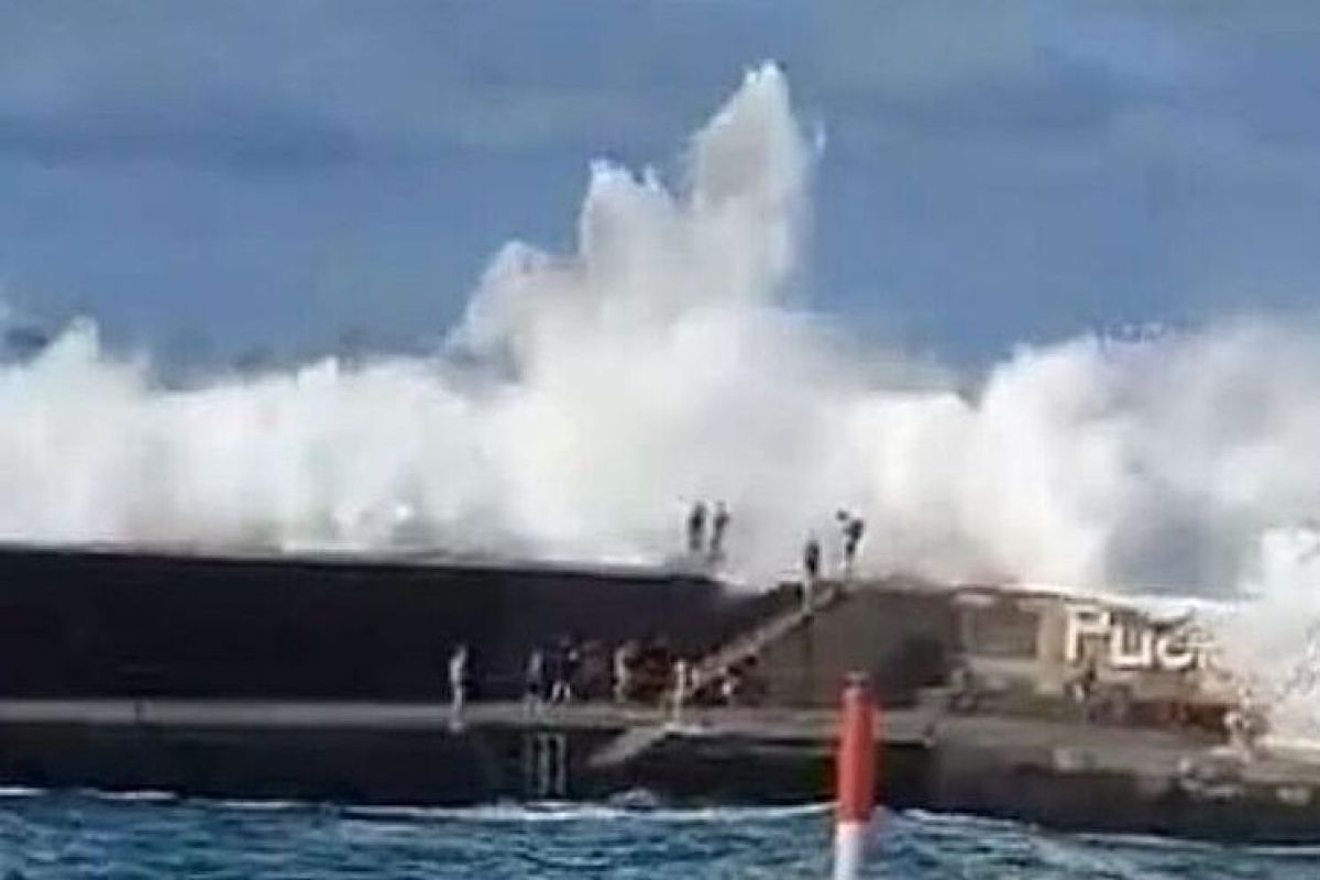 Несколько туристов смыло огромной волной в море