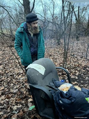 Курские волонтеры спасают замерзающего в лесу пенсионера