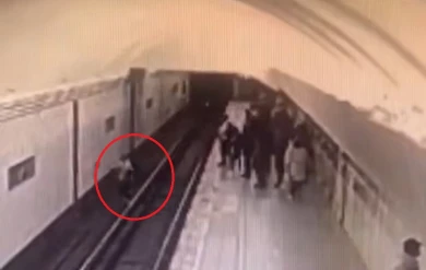 Пенсионерка столкнула девочку на рельсы с платформы метро 