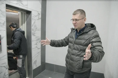 Отец малыша, упавшего в шахту лифта: «Как вспомню — трясти начинает!»