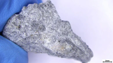 Упавший с неба метеорит пробил крышу дома 