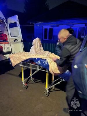 Очевидцы спасли 87-летнюю женщину из горящего дома в Курской области