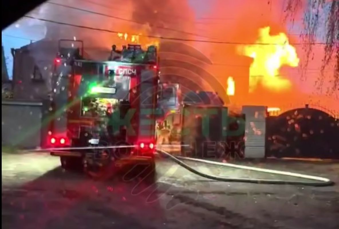 Появилось видео полыхающей бани в&nbsp;воронежском микрорайоне