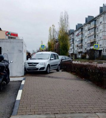 В Шебекино автомобиль врезался в укрытие от БПЛА при попытке парковки на тротуаре