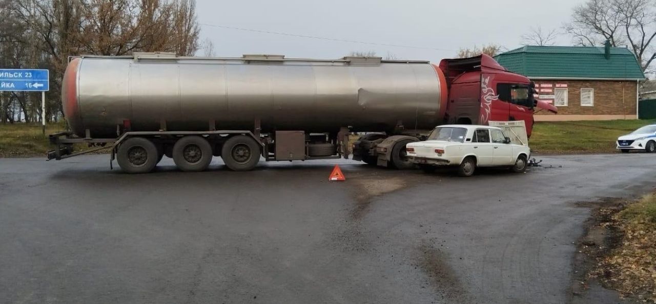 Фура снесла легковушку на воронежской трассе: ранены 10-летняя девочка и женщина