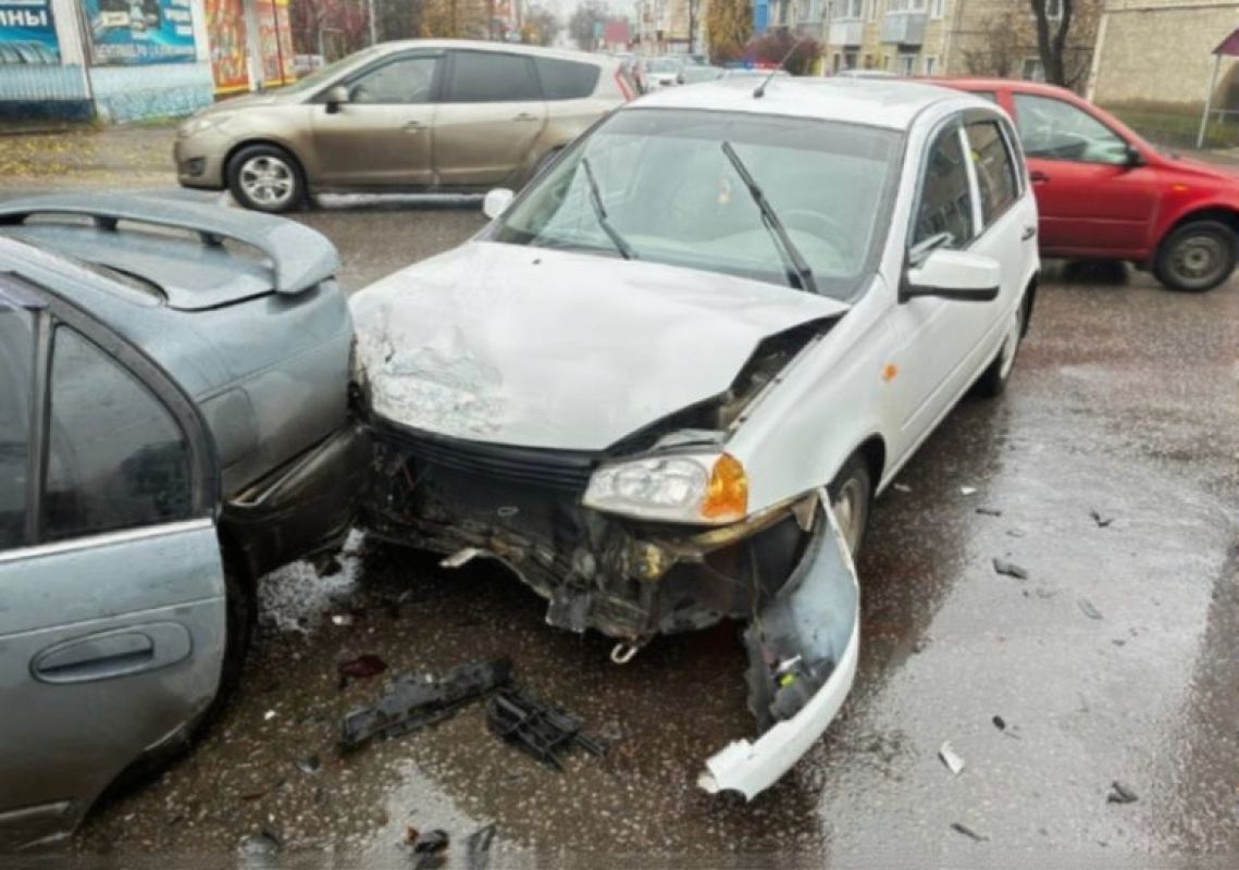Пенсионерка пострадала в ДТП в Ельце после столкновения иномарки со столбом
