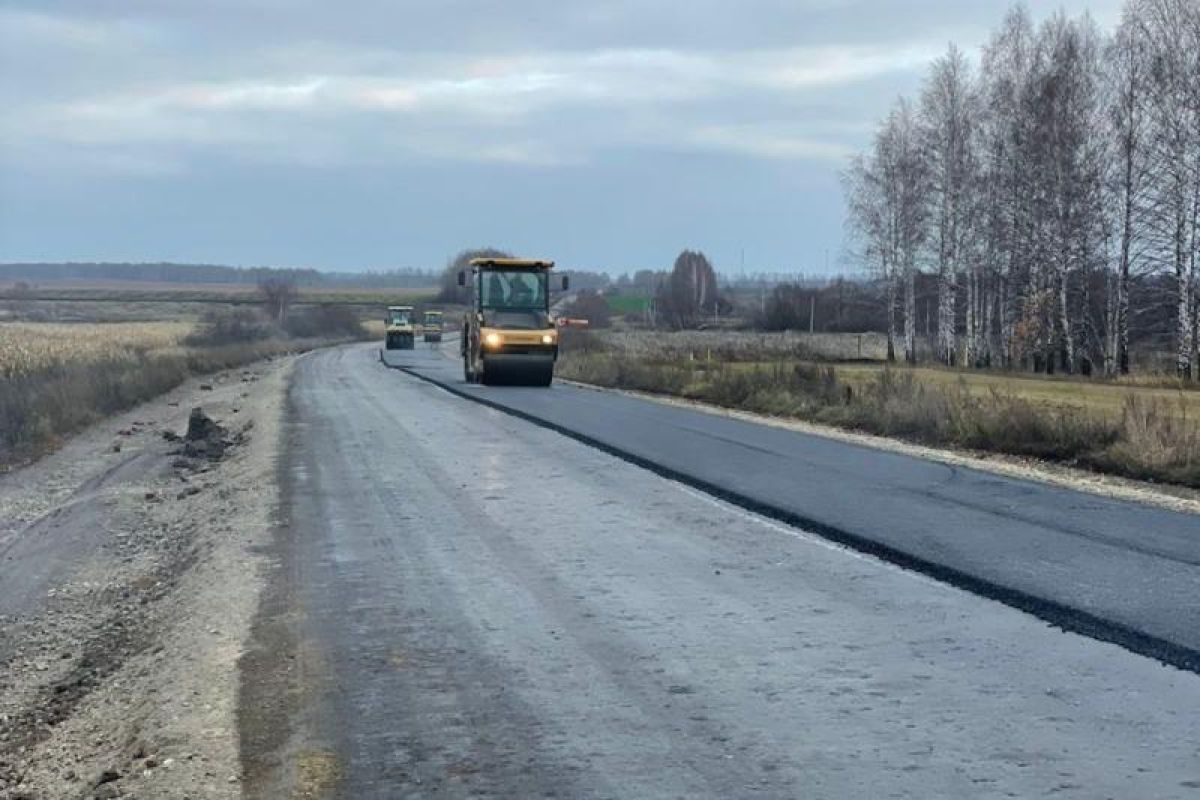 Выравнивающий слой уложили на проблемном участке дороги в Сосновском округе